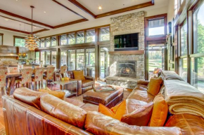Golf Getaway with Hot Tub, Course Views in Cle Elum!